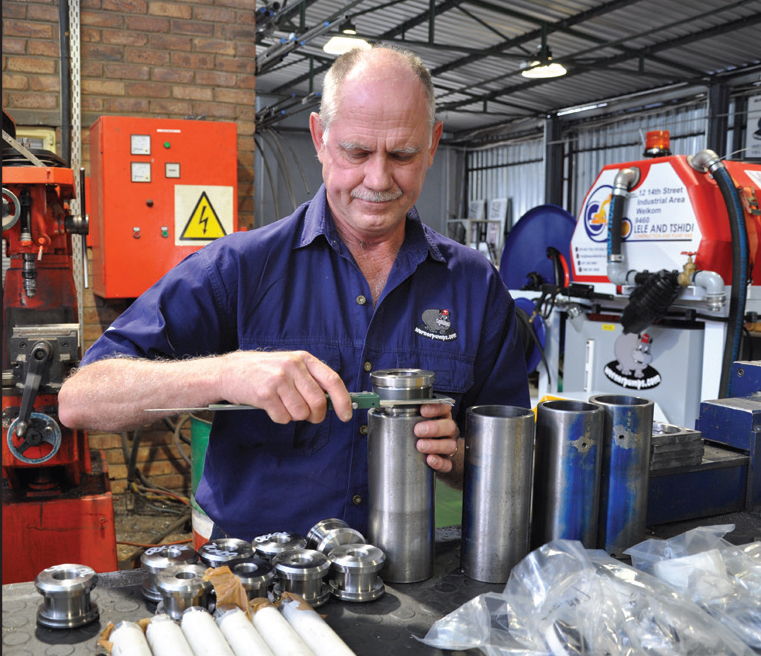 Hydraulics for hard-wearing jetting and vacuum trucks